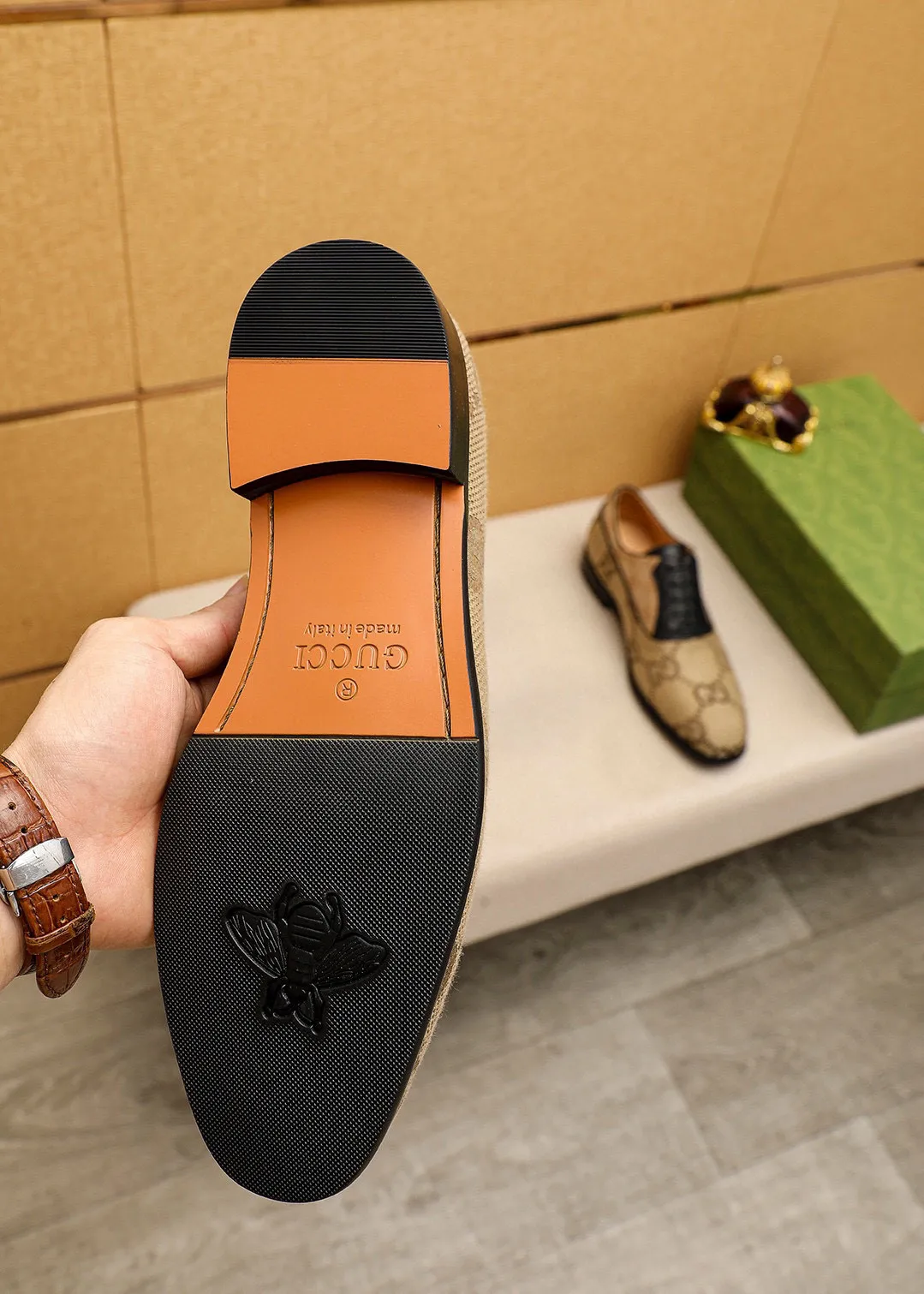 Men's shoes 💰460 💐 Product trademark: GUCCI "Gucci" business leather shoes Regular size: 38-44 (45.46.47🉑️customized) Product materials: Selected imported first-layer fabric upper, imported cowhide leather lining. Strong three-dimensional visual effect, combined outsole Color: 2⃣️colors available